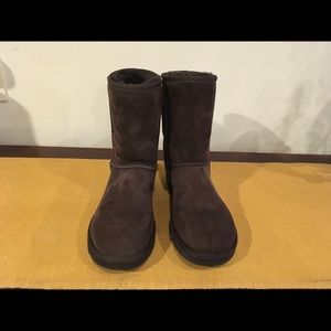 Ugg’s Classic Short Size 9